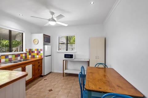 The Little Blue Shack - Quaint Granny Flat Apartment in Marcoola