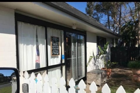 McMansion: Sleeps 6, Walk to Beach, Pet Friendly Haus in Golden Beach