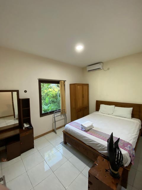 Bed, TV and multimedia, Photo of the whole room, Bedroom, wardrobe, air conditioner