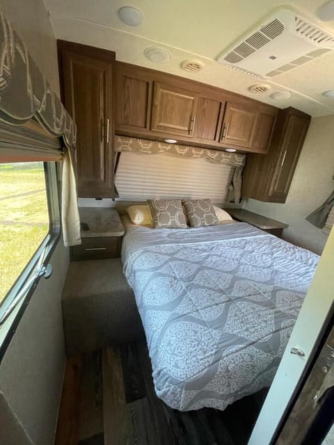Camper Rv1 with private entrance and free parking Terrain de camping /
station de camping-car in Moreno Valley