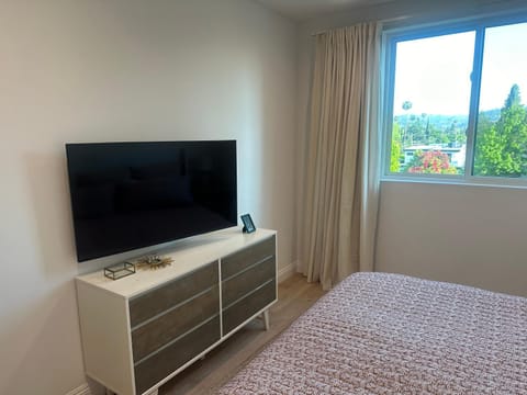 New and Bright Bedroom Ensuite Vacation rental in Sherman Oaks