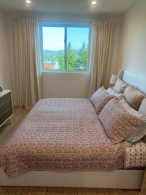 New and Bright Bedroom Ensuite Vacation rental in Sherman Oaks