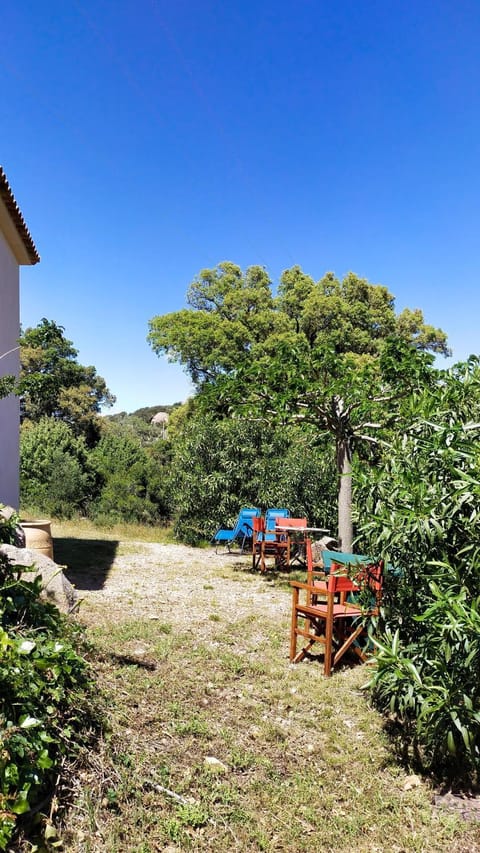 Dans un écrin de verdure, appartement gîte indépendant en Corse du Sud Condo in Bonifacio