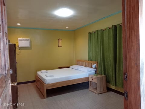 Goldsky Seaview Dagatan/Yellow Room Bed and Breakfast in Siquijor