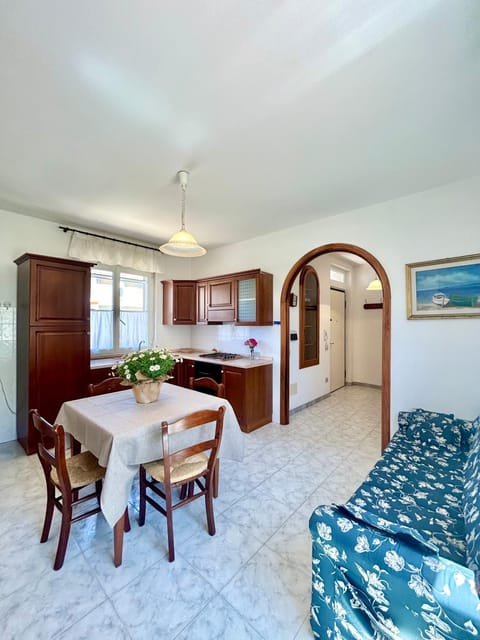 Kitchen or kitchenette, Photo of the whole room, Seating area