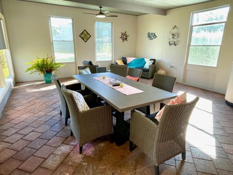 Seating area, Dining area, fireplace