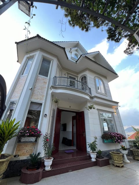 Property building, Facade/entrance, Day, Garden