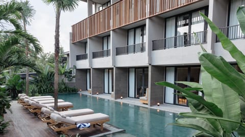 Swimming pool, Swimming pool