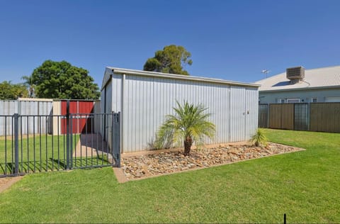 Varyam House Country House in Mildura