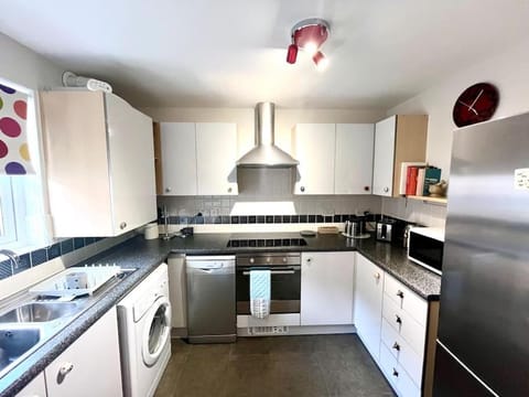 TM - Modern 1 bed parking and garden House in Stratford-upon-Avon