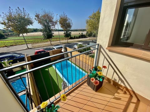 Day, View (from property/room), Balcony/Terrace, Pool view, Swimming pool, Parking