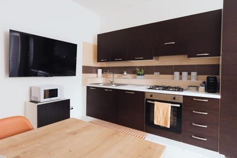 TV and multimedia, Kitchen or kitchenette, oven, stove