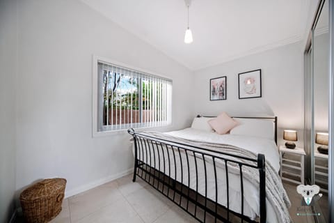 KozyGuru St Peters Beautiful 3 Bedroom Cozy House Condo in Marrickville