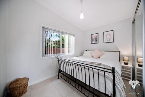 KozyGuru St Peters Beautiful 3 Bedroom Cozy House Apartment in Marrickville