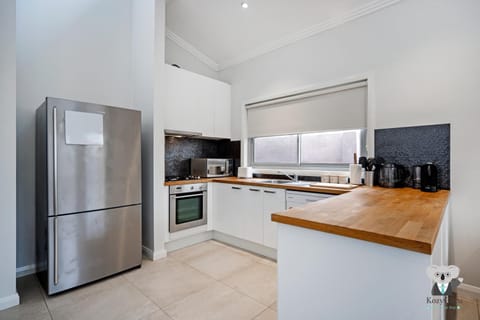 KozyGuru St Peters Beautiful 3 Bedroom Cozy House Apartment in Marrickville