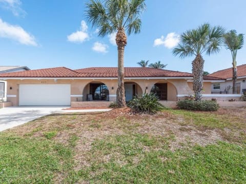 ELEVATED 377 - Family Oasis Retreat - 4-Bed Home with Pool House in Marco Island