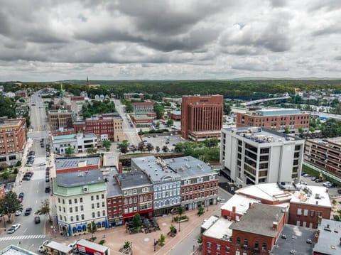 Historic DTWN Bangor, Steps to great Food & Drink, Room # 102 Wohnung in Bangor