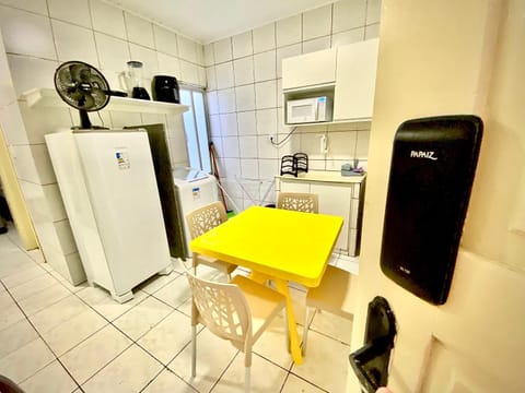 Kitchen or kitchenette, minibar, oven, stove