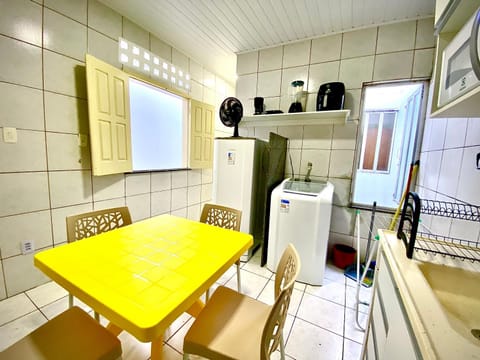 Kitchen or kitchenette, Dining area, minibar, oven