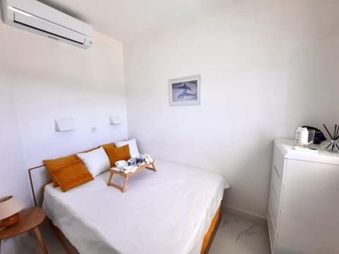 Bed, Bedroom, air conditioner