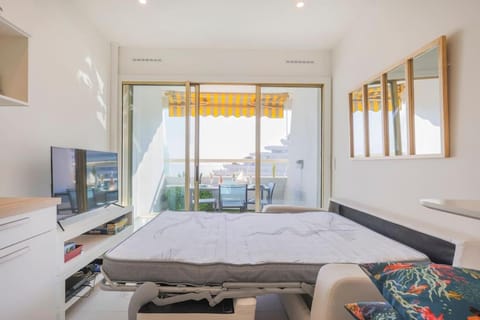 Bed, TV and multimedia, Living room, Seating area, air conditioner