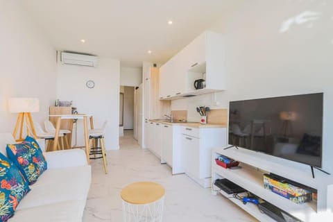 Communal lounge/ TV room, Communal lounge/ TV room, TV and multimedia, Kitchen or kitchenette, Living room, Dining area, pet friendly, stove, air conditioner