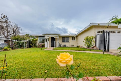 Peaceful Family Home with 3 Bedrooms and 2 Bathrooms House in Glendora