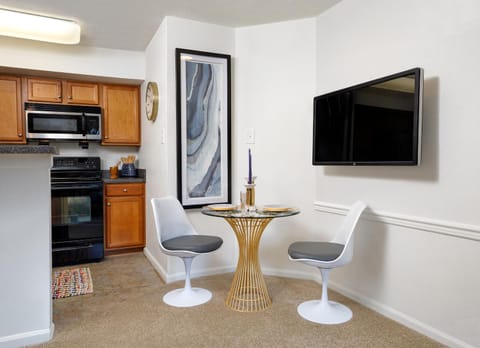 Bright & Airy 1br Apt I Free Parking I Pool Condo in Hampton