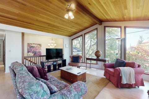 Bainbridge Island Tranquility - Upper Level Casa in Bainbridge Island