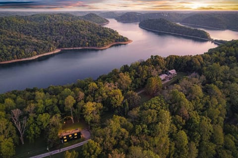 Center Hill Container Haus in Center Hill Lake