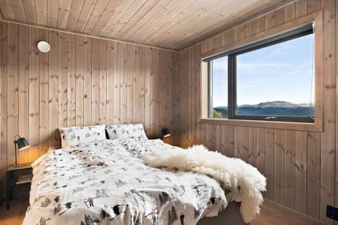 Bed, Bedroom, Mountain view