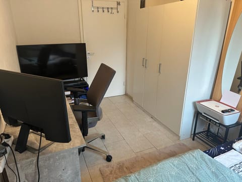 Modernes und stilvolles Zimmer mit großer Terrasse neben dem Bahnhof Vacation rental in Giessen