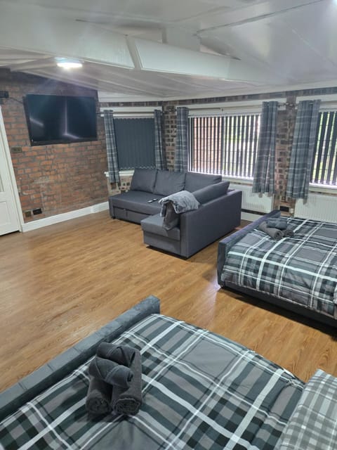 Rainsough Cottage Guest House - Sleeps upto 8 with ensuite - Free Parking & WiFi Bed and Breakfast in Prestwich