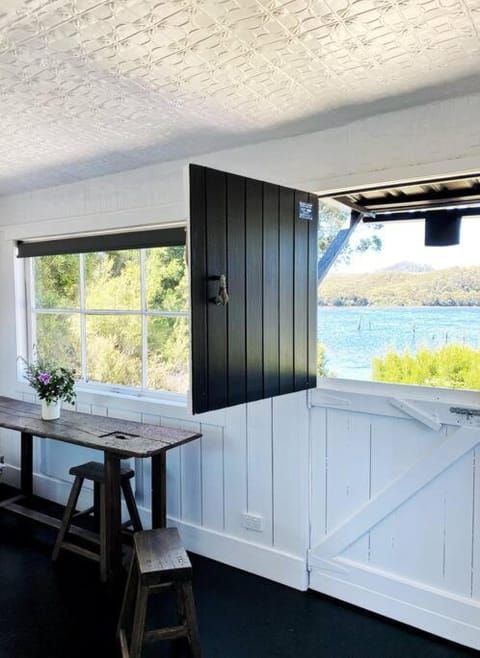 Bushy Summers - A Nurturing Bayside Shack House in Strahan