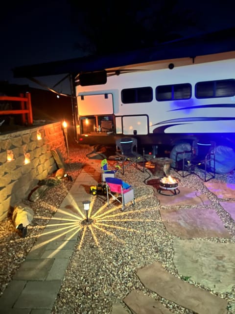 Your 5th wheel casa Campingplatz /
Wohnmobil-Resort in Rio Rancho