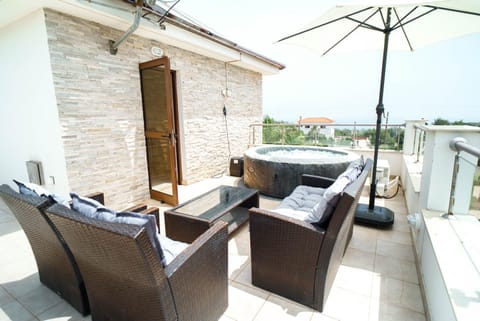 Hot Tub, Balcony/Terrace, Seating area