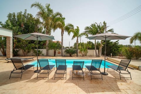 Garden view, Swimming pool, sunbed