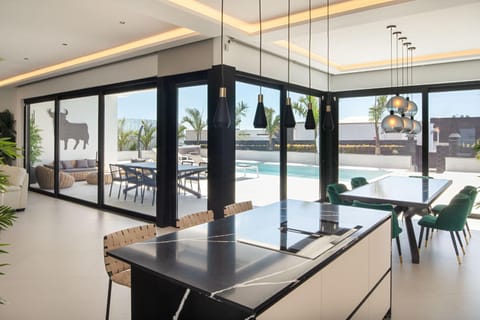 Dining area, Pool view