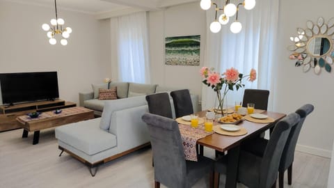 TV and multimedia, Living room, Seating area, Dining area, Evening entertainment