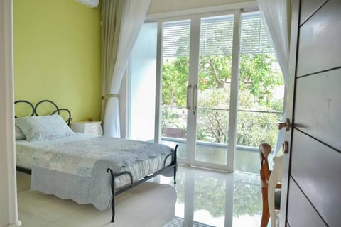 The Green Wowi Torto, 5 BR, swimming pool Villa in Bandung