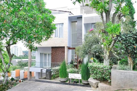 The Green Wowi Torto, 5 BR, swimming pool Villa in Bandung