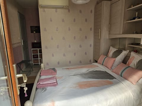 Bed, Photo of the whole room, Bedroom, wardrobe