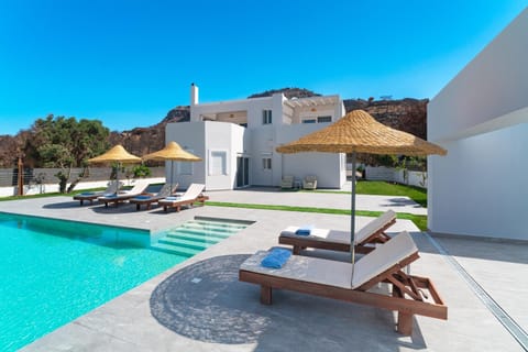 Property building, Patio, Spring, Day, Natural landscape, Mountain view, Pool view, Swimming pool, sunbed