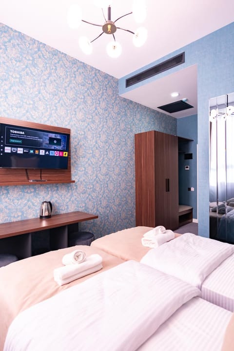 Bed, TV and multimedia, Photo of the whole room, Bedroom, hair dresser, air conditioner