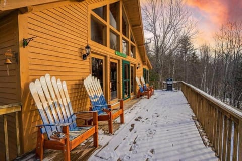 Gorgeous Chalet! VIEWS! Hot Tub! Sleeps 12! Games Chalet in Bethel