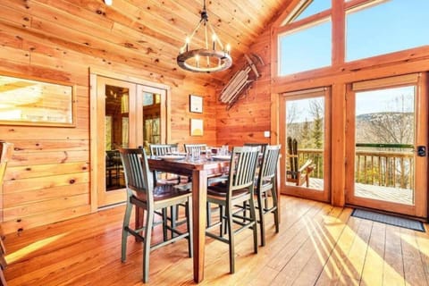 Gorgeous Chalet! VIEWS! Hot Tub! Sleeps 12! Games Chalet in Bethel