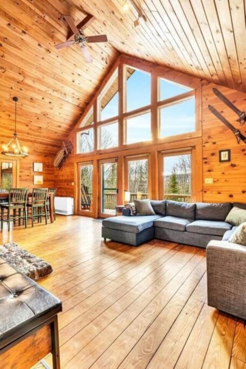 Gorgeous Chalet! VIEWS! Hot Tub! Sleeps 12! Games Chalet in Bethel