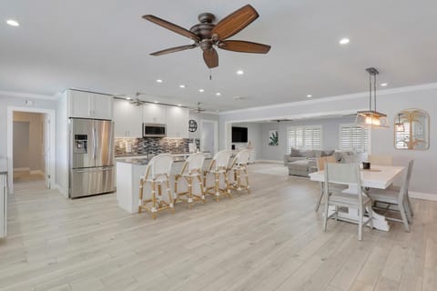 Coastal home with 2 master suites close to the beach Haus in North Palm Beach