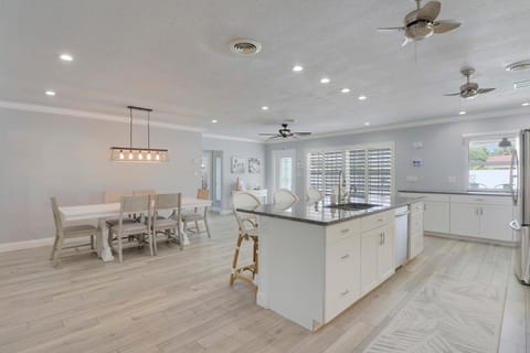 Coastal home with 2 master suites close to the beach Casa in North Palm Beach