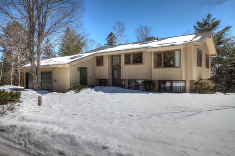 Beautiful Village Home with Hot Tub, Blocks to Main Street! Maison in Lake Placid